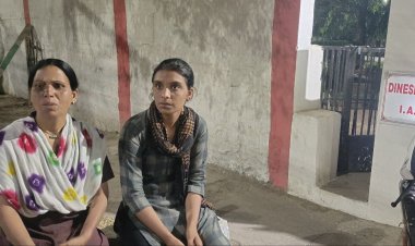 Video - देर रात शाजापुर कलेक्टर के बंगले के बाहर धरने पर बैठीं बहनें