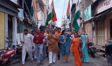 तिरंगे को थामकर नंगे पैर चले भाजपा जिलाध्यक्ष 
