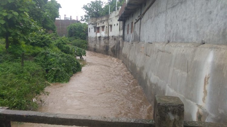 शाजापुर: नाले को किया डायवर्ट, धंसने लगी कॉलोनी की जमीन, चटक गई सडक़