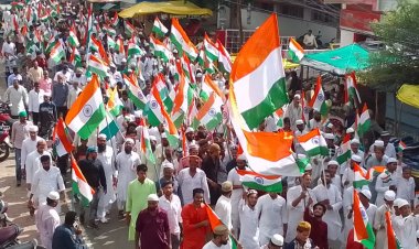 Har Ghar Tiranga : शाजापुर में एक जाजम पर मुस्लिम समुदाय, हाथ में तिरंगा और जुबां पर ‘वंदे मातरम’ 