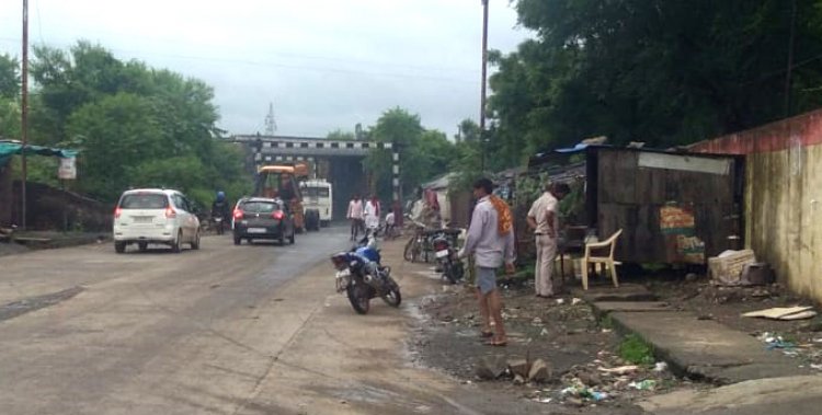 public issue: बीच बाजार मुर्गा हलाल, सडक़ से निकलना हुआ मुहाल
