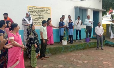 पढ़ाई में अव्वल विद्यार्थियों को पुरस्कृत कर रहे शाजापुर के कांग्रेस पार्षद