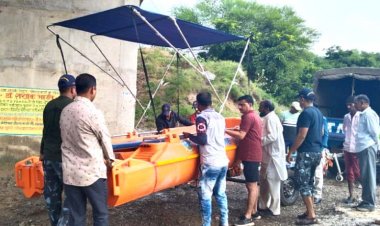 SHAJAPUR: उफनती नदी और निर्माणाधीन पुल...साइबर सेल प्रभारी ने लिया जोखिम लेकिन कार सहित बहने लगे...युवकों ने छलांग लगाकर बचाई जान