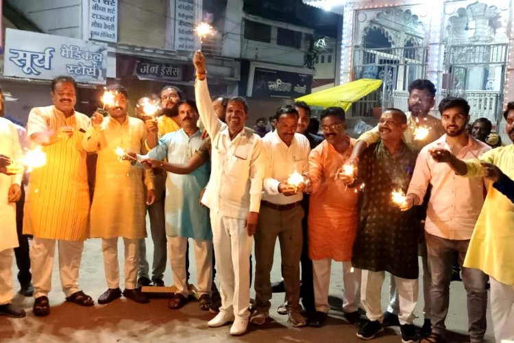 फुलझड़ी लेकर मनाया जश्न