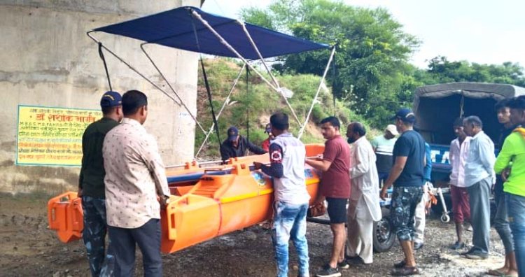 SHAJAPUR: उफनती नदी और निर्माणाधीन पुल...साइबर सेल प्रभारी ने लिया जोखिम लेकिन कार सहित बहने लगे...युवकों ने छलांग लगाकर बचाई जान