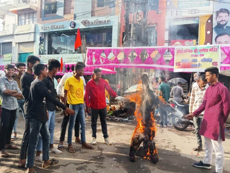 ‘कुर्सी’ ने मचाया बवाल: अखंड हिंदू सेना ने जलाया सभापति का पुतला, मांगी बर्खास्तगी  