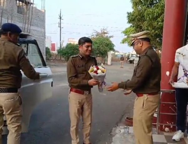 डीआईजी ने किया एसपी कार्यालय का निरीक्षण, थाना प्रभारियों की ली बैठक