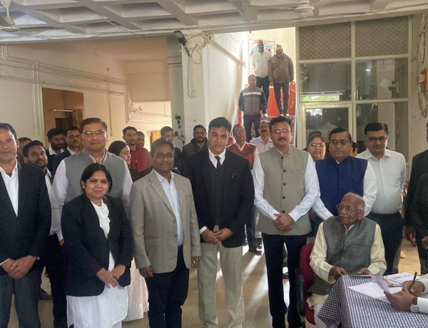 शाजापुर कोर्ट परिसर में पहुंचे आंखों के डॉक्टर, 280 की जांच