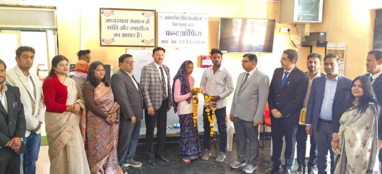 न्यायाधीशगण के समक्ष एक दूसरे को माला पहनाकर हमेशा साथ रहने की खाई क़सम 