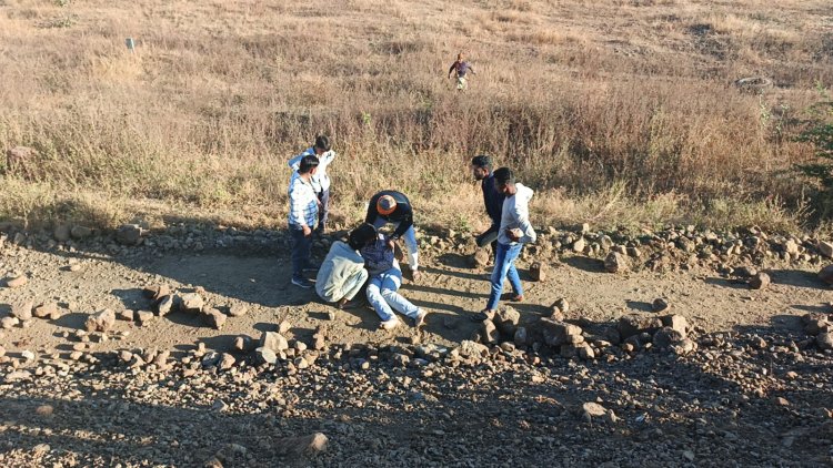 चलते चलते पलट गया डंफर चालक घायल