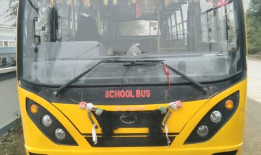 ब्राइट फ्यूचर स्कूल बस ड्राइवर को एकदम चक्कर आने से बस डिवाइडर पर चडी