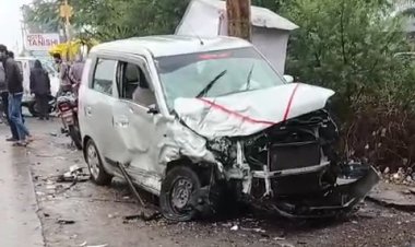 शुजालपुर आष्टा रोड पर वैगनआर कार और मारुति वैन के बीच जोरदार भिड़ंत 
