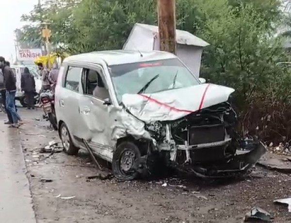 शुजालपुर आष्टा रोड पर वैगनआर कार और मारुति वैन के बीच जोरदार भिड़ंत 