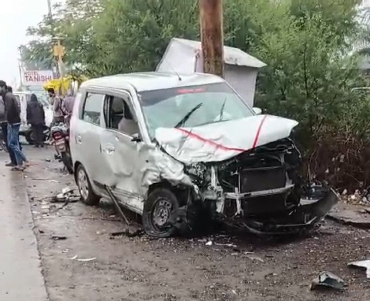 शुजालपुर आष्टा रोड पर वैगनआर कार और मारुति वैन के बीच जोरदार भिड़ंत 