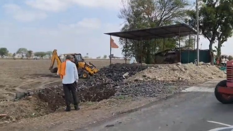 खेत मालिक ने तोड़ा चबूतरा, ग्रामीणों में आक्रोश
